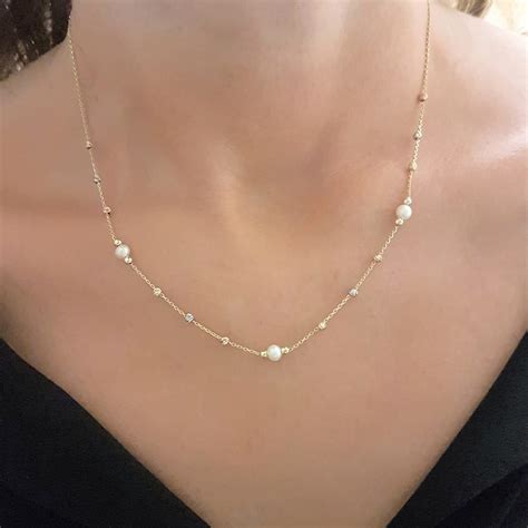 Women's Pearl necklace .